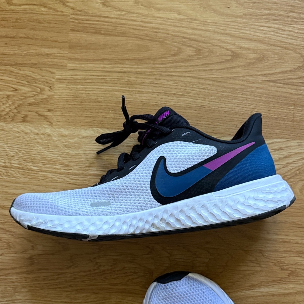 Nike Women's Black and White Sneakers - Picture 2 of 4